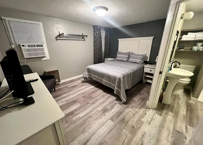 Creekside Retreat Inn & Suites